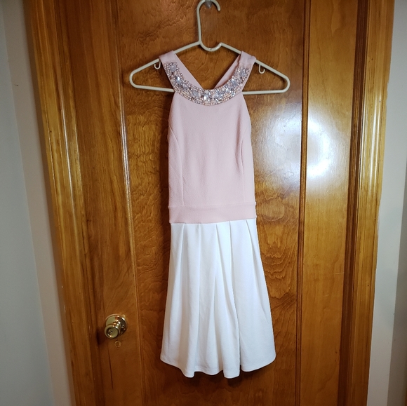 White and Baby Pink dress - Picture 3 of 7